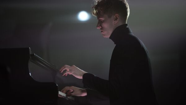 Пианист Кирилл Рихтер выступает на концерте в честь 80-летия Стива Райха в рамках проекта Sound Up в Москве - Sputnik Узбекистан