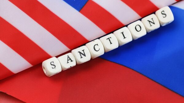Надпись санкции, сложенная из кубиков между флагами США и России - Sputnik Узбекистан
