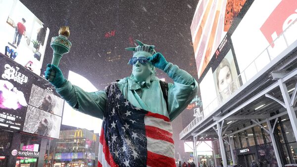 Человек в костюме Статуи Свободы на Таймс-сквер в Нью-Йорке - Sputnik Узбекистан