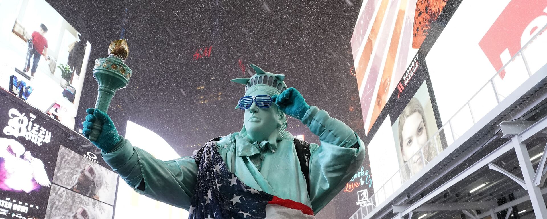 Человек в костюме Статуи Свободы на Таймс-сквер в Нью-Йорке - Sputnik Узбекистан, 1920, 05.03.2021