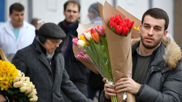 Мужчина с цветами к 8 марта в Москве  - Sputnik Ўзбекистон