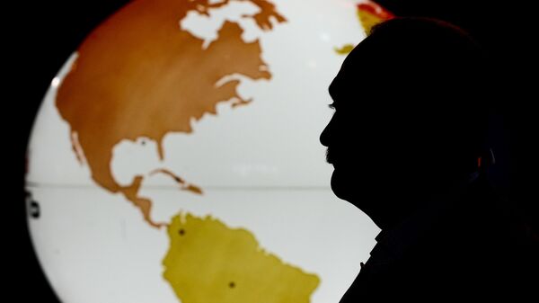 Профиль человека на фоне карты мира  - Sputnik Узбекистан