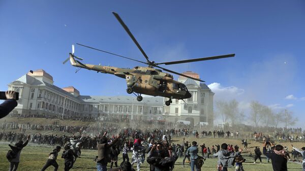 Военный вертолет во время выставки вооружения в Кабуле, Афганистан  - Sputnik Узбекистан