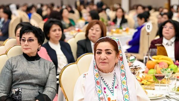 Президент поздравил женщин с праздником - Sputnik Узбекистан
