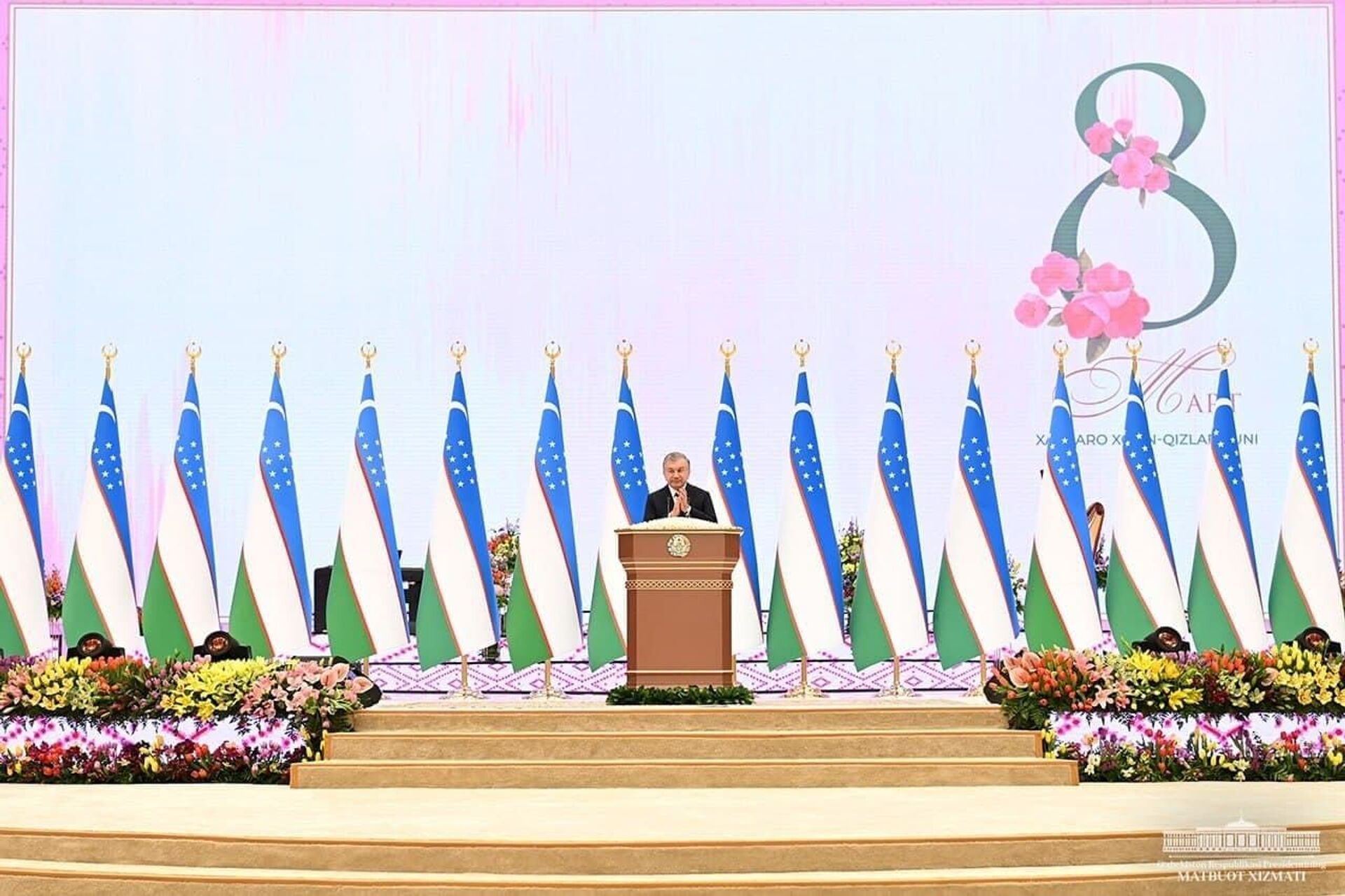Президент поздравил женщин с праздником - Sputnik Узбекистан, 1920, 09.03.2021