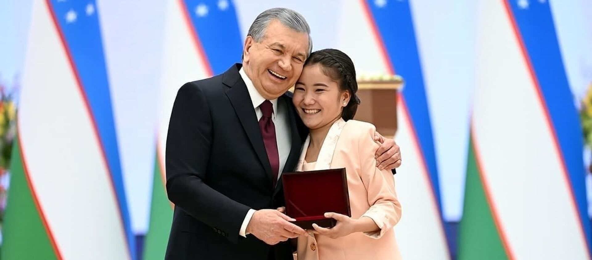 Президент вручил награды самым активным и талантливым женщинам и девушкам - Sputnik Узбекистан, 1920, 06.03.2021