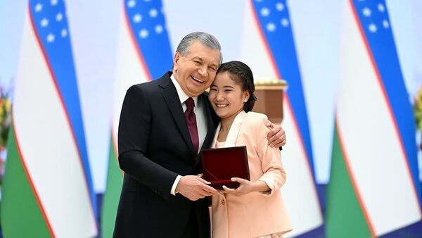 Президент вручил награды самым активным и талантливым женщинам и девушкам - Sputnik Узбекистан