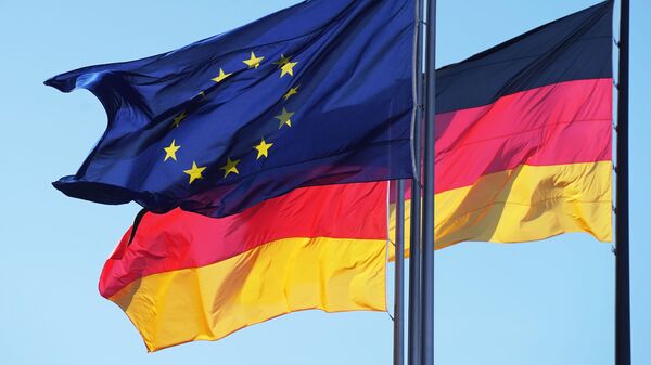 Флаги Евросоюза и Германии у здания Рейхстага в Берлине - Sputnik Ўзбекистон