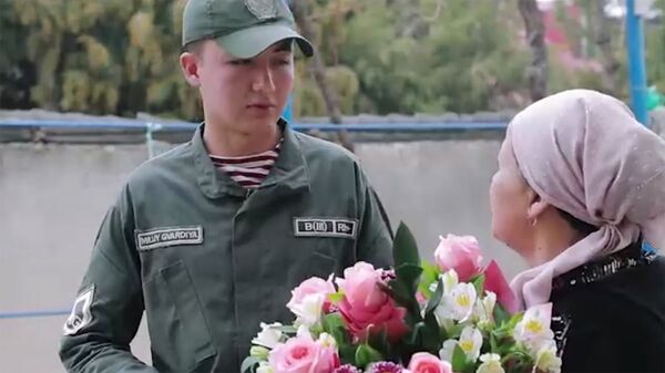 Milliy gvardiya askarlari onalarini tabriklashdi – video - Sputnik O‘zbekiston