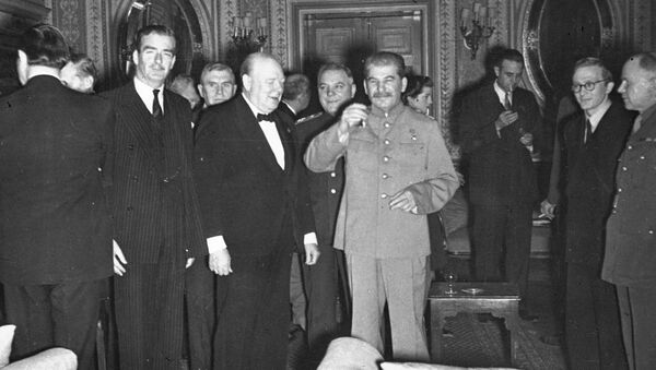 Лидер Советского Союза Иосиф Сталин поздравляет с днем рождения премьер-министра Великобритании Уинстона Черчилля на Тегеранской конференции, 1943 год - Sputnik Узбекистан