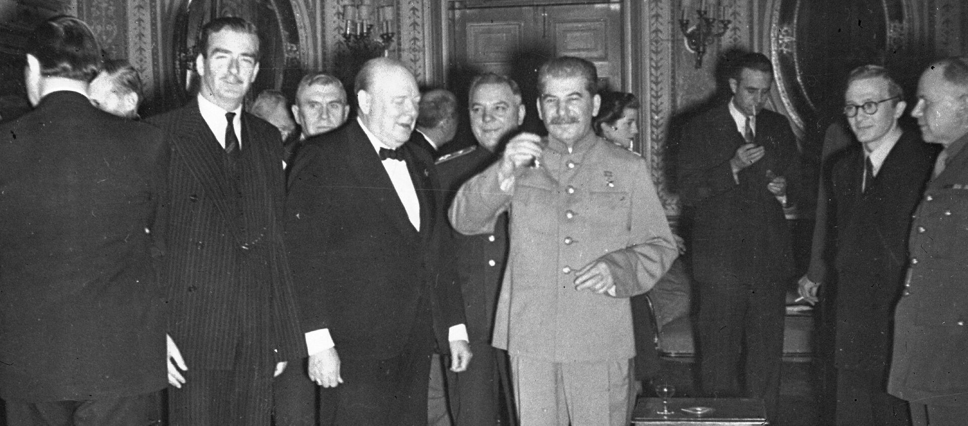 Лидер Советского Союза Иосиф Сталин поздравляет с днем рождения премьер-министра Великобритании Уинстона Черчилля на Тегеранской конференции, 1943 год - Sputnik Узбекистан, 1920, 08.03.2021