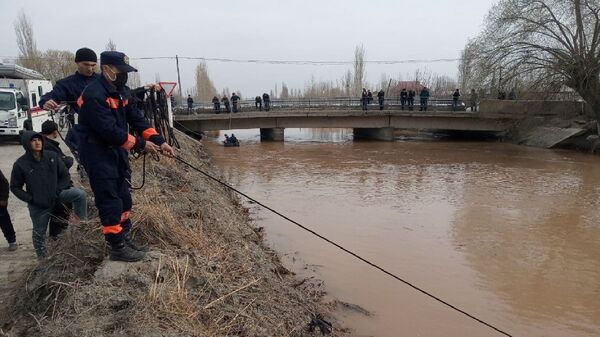 МЧС ищет пропавшего в воде подростка в Большом Ферганском канале - Sputnik Узбекистан