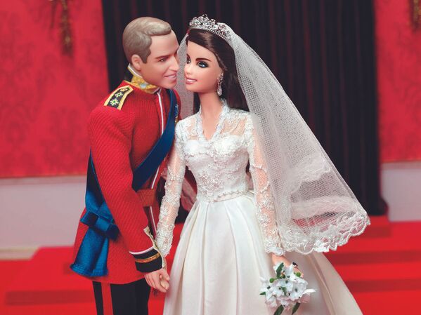 Куклы Барби и Кен, одетые как принц Уильям и Кейт Миддлтон в день свадьбы. - Sputnik Узбекистан