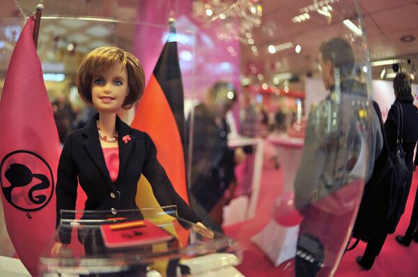 Кукла Барби, похожая на канцлера Германии Ангелу Мерекль. - Sputnik Узбекистан