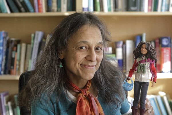Эколог Налини Надкарни в своей лаборатории в кампусе Университета штата Юта в Солт-Лейк-Сити держит Барби, созданную по ее образу. - Sputnik Узбекистан