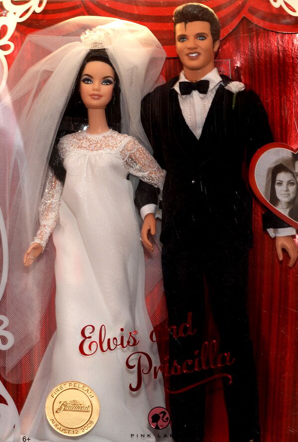 Куклы Барби и Кен, одетые как Элвис и Присцилла Пресли. - Sputnik Узбекистан