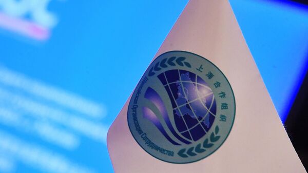 Флажок и планшет с символикой ШОС - Sputnik Узбекистан