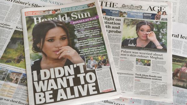 Газеты со статьями про скандальное интервью принца Гарри и Меган Маркл - Sputnik Узбекистан