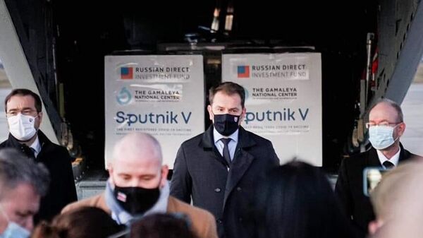 Премьер-министр Словакии Игор Матович (в центре) в аэропорту города Кошице, куда доставлена первая партия российской вакцины от коронавируса Спутник V - Sputnik Узбекистан