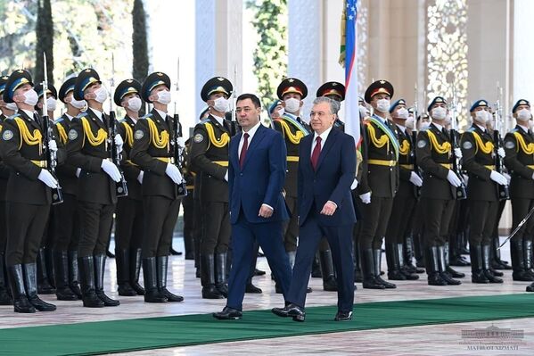 В резиденции Куксарой состоялась церемония официальной встречи глав Кыргызстана и Узбекистана. - Sputnik Узбекистан