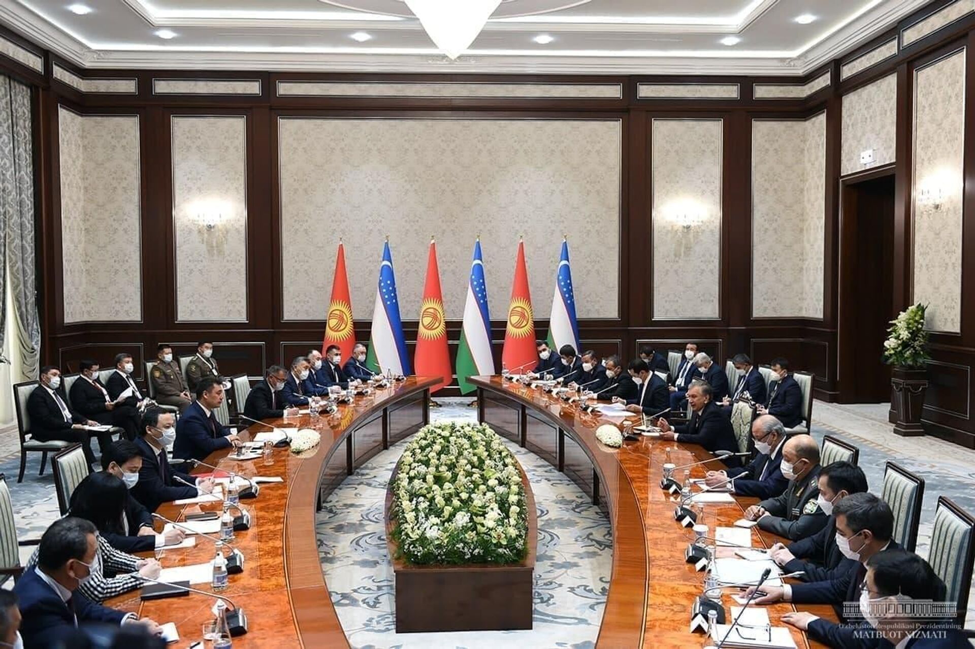 Президенты Узбекистана и Кыргызстана Шавкат Мирзиёев и Садыр Жапаров провели переговоры в расширенном формате - Sputnik Узбекистан, 1920, 12.03.2021