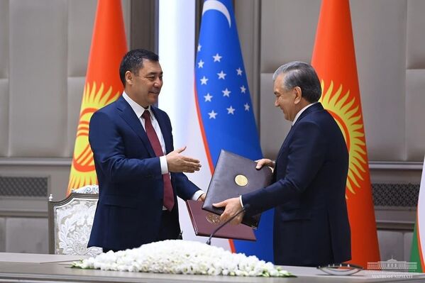 Президенты Узбекистана и Кыргызстана Шавкат Мирзиёев и Садыр Жапаров подписали 22 документа о сотрудничестве в промышленной сфере, финансах, энергетике, военно-технической сфере. - Sputnik Узбекистан