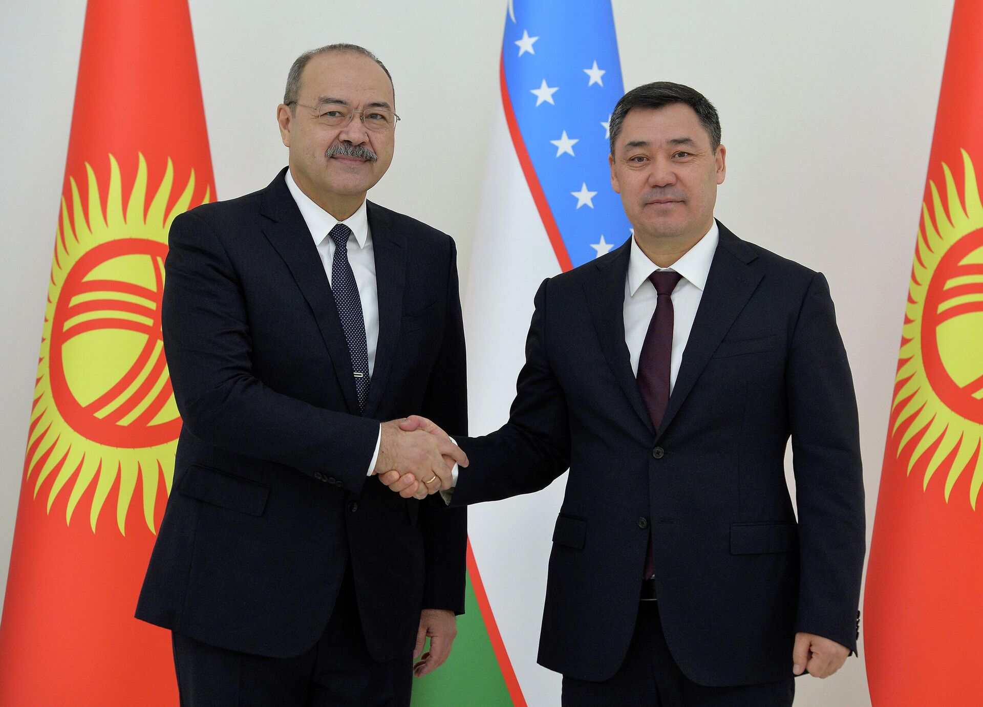Президент Кыргызстана Садыр Жапаров (справа) и премьер-министр Узбекистана Абдулла Арипов - Sputnik Узбекистан, 1920, 12.03.2021