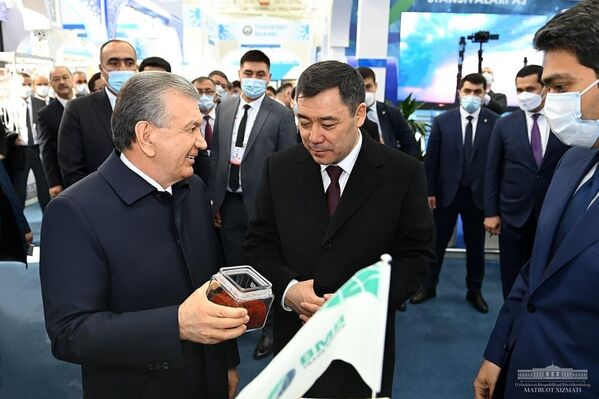 Здесь же лидеры стран ознакомились с выставкой промышленных, сельскохозяйственных и ремесленнических товаров со всего Узбекистана. - Sputnik Узбекистан
