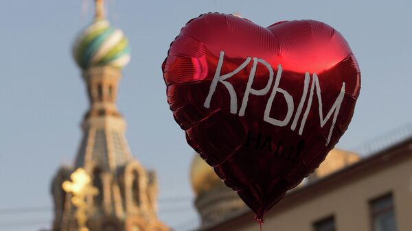 Воздушный шар во время праздничного митинга в Санкт-Петербурге в честь воссоединения Крыма и Севастополя с Россией - Sputnik Узбекистан