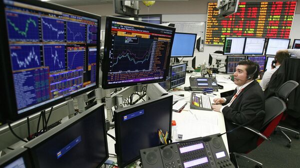 Экран, транслирующий биржевые графики и диаграммы - Sputnik Ўзбекистон