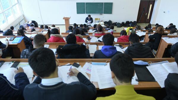 Абитуриенты в аудитории во время экзамена - Sputnik Узбекистан