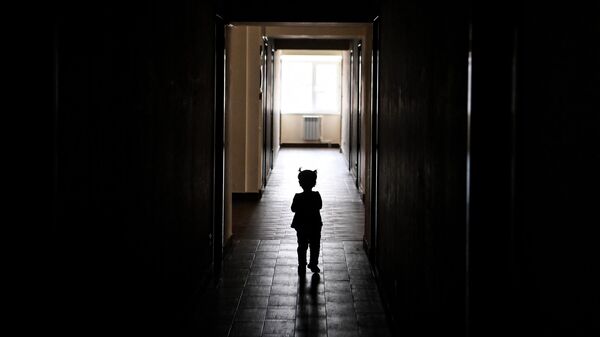 Ребенок идет по коридору, иллюстративное фото - Sputnik Узбекистан