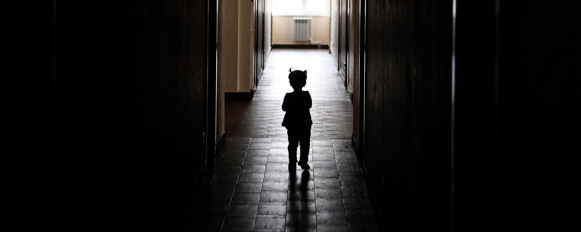 Ребенок идет по коридору, иллюстративное фото - Sputnik Узбекистан, 1920, 26.03.2021