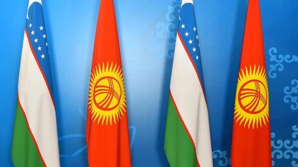 Flagi Uzbekistana i Kirgizstana - Sputnik O‘zbekiston