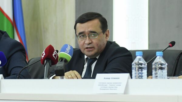 Замминистра здравоохранения Баходир Юсупалиев на брифинге по вопросам вакцинации - Sputnik Узбекистан