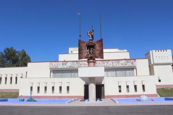 Узбекский национальный театр кукол. Наши дни. Это здание театр получил в 1979 году. Ремонт в нем не проводился в течение 40 лет. В ходе реконструкции на фасаде не только сохранили элементы сказочного декора, но и добавили к ним новые. А во внутреннем дворике театра появились фонтаны с подсветкой  - Sputnik Узбекистан