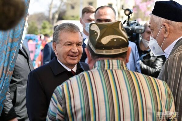 Кроме того, лидер Узбекистана посмотрел выступления национальных культурных центров, фольклорных и этнографических коллективов. - Sputnik Узбекистан