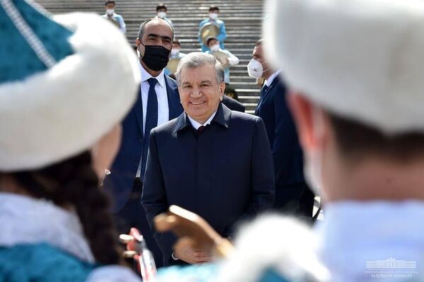 Президент слушал песни исполнителей с  улыбкой на лице. - Sputnik Узбекистан