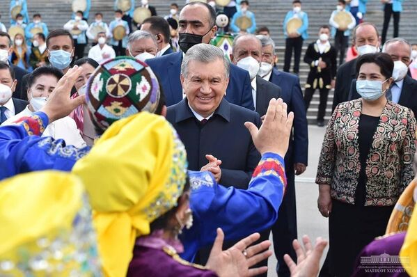 К тому же он радостно аплодировал артистам, продемонстрировавшим элементы национального танца. - Sputnik Узбекистан
