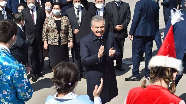 Президент Шавкат Мирзиёев принял участие в народных гуляниях - Sputnik Узбекистан