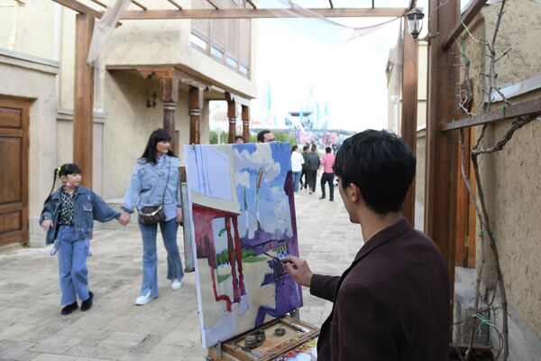 Тут же на публике художники рисуют портреты и пейзажи с натуры. - Sputnik Узбекистан