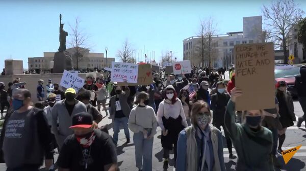 “Не стой рядом со мной”: стрельба в США переросла в митинги в защиту азиатов - Sputnik Узбекистан