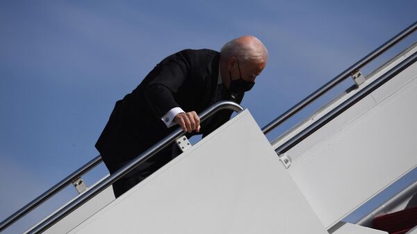 Президент США Джо Байден упал на трапе - Sputnik Ўзбекистон