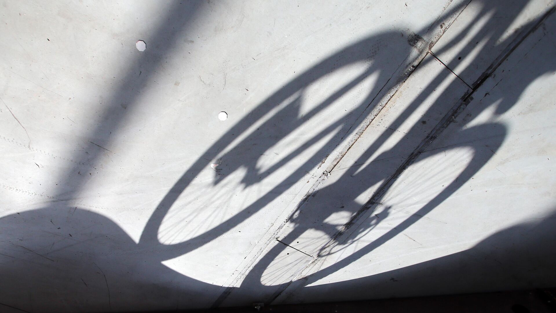 Тень от велосипеда - Sputnik Узбекистан, 1920, 24.03.2021