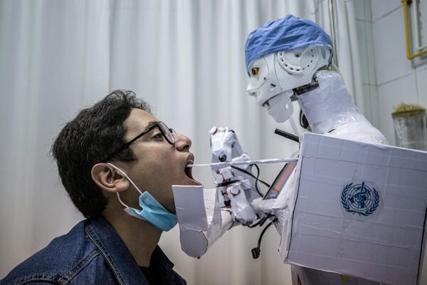 В Египте ПЦР-тест берет робот. (Photo by Khaled DESOUKI / AFP) - Sputnik Узбекистан
