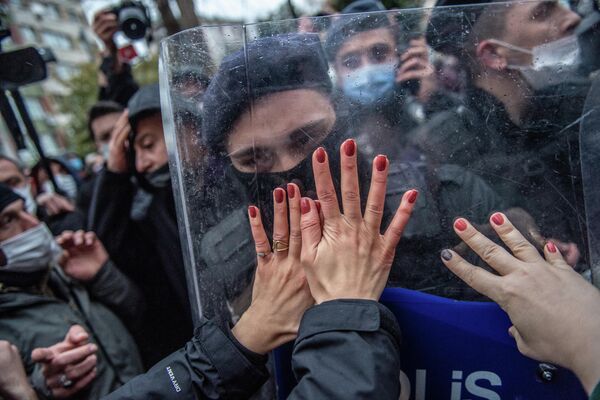 Столкновение полиции Стамбула с протестующими против против выхода Турции из Конвенции о правах женщин. - Sputnik Узбекистан
