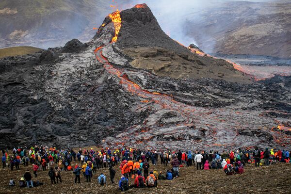 Недалеко от исландской столицы Рейкьявика уже несколько дней извергается вулкан Фаградальсфьяль. - Sputnik Узбекистан