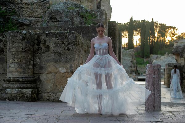 Tarjima bilan aldash haqida fitna bilan porno U josuslik qildi, keyin onasini sikdi.