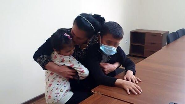 В Ташобласти матери вернули детей, которых прятали от нее почти 11 месяцев - Sputnik Узбекистан
