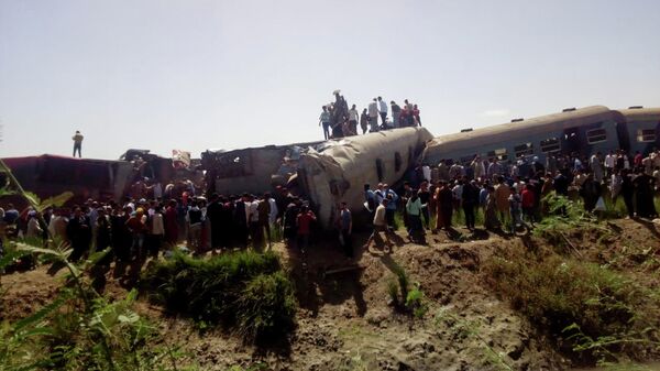Два пассажирских поезда столкнулись на юге Египта, пострадали не менее 50 человек - Sputnik Узбекистан